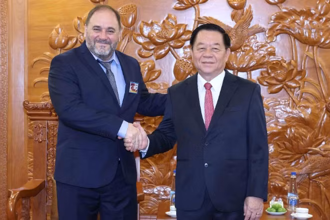 Đồng chí Nguyễn Trọng Nghĩa và đồng chí Guillermo Rehermann. (Ảnh: TTXVN) 