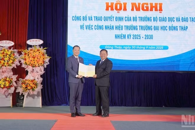 Trao quyết định công nhận Hiệu trưởng Trường đại học Đồng Tháp, nhiệm kỳ 2025-2030 đối với Phó Giáo sư, Tiến sĩ Hồ Văn Thống.