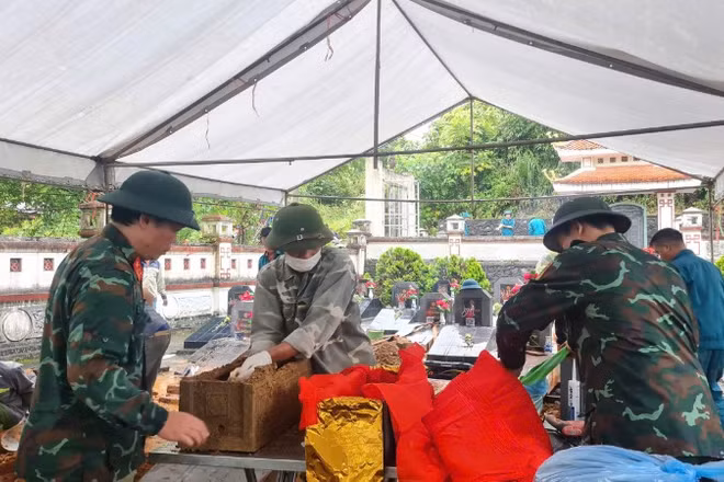 Các lực lượng tiến hành khai quật, lấy mẫu. (Ảnh: DUY ĐỨC)