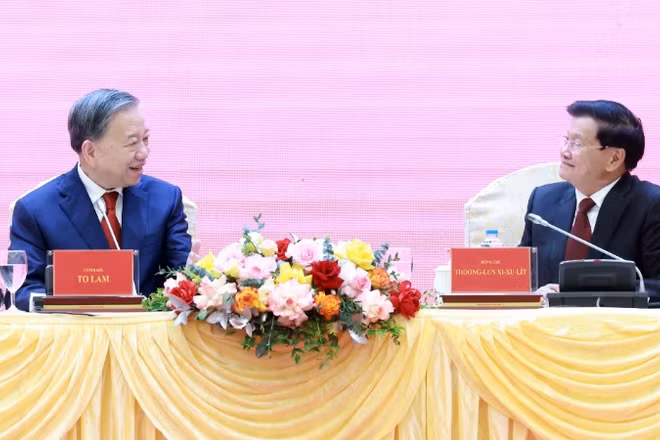 Tổng Bí thư Tô Lâm và Tổng Bí thư, Chủ tịch nước Lào Thongloun Sisoulith tại hội nghị. (Ảnh: TTXVN)
