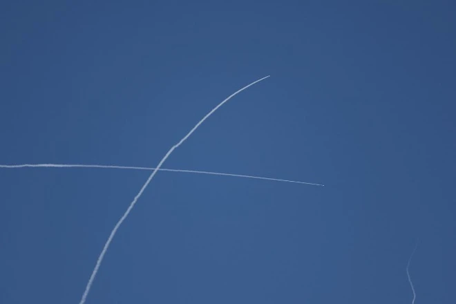 Ảnh minh họa: Những vệt khói trên bầu trời Tel Aviv (Israel) khi hệ thống phòng không Israel đánh chặn tên lửa từ Iran, ngày 1/3/2026. (Ảnh: AA/TTXVN)