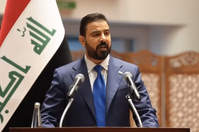 Tân Thủ tướng Iraq al-Zaidi phát biểu tại Quốc hội sau khi nội các mới được phê chuẩn, ngày 14/5/2026. (Ảnh: Anadolu Agency/TTXVN)