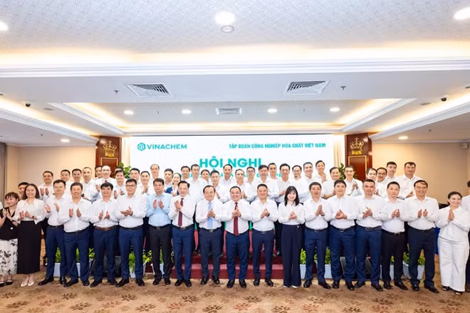 Các đại biểu dự hội nghị chụp ảnh lưu niệm.