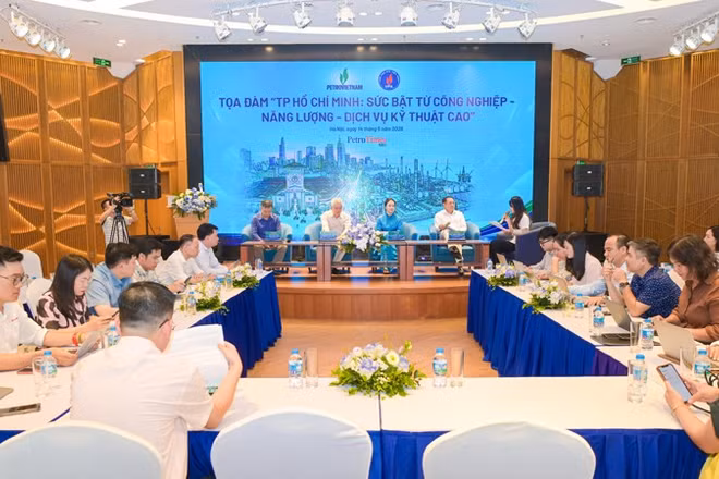 Các đại biểu trao đổi tại buổi tọa đàm.