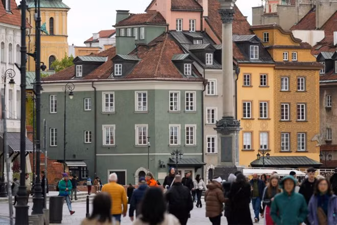 Khách du lịch tham quan phố cổ ở Warsaw, Ba Lan, ngày 28/4/2026. (Ảnh: Tân Hoa Xã)
