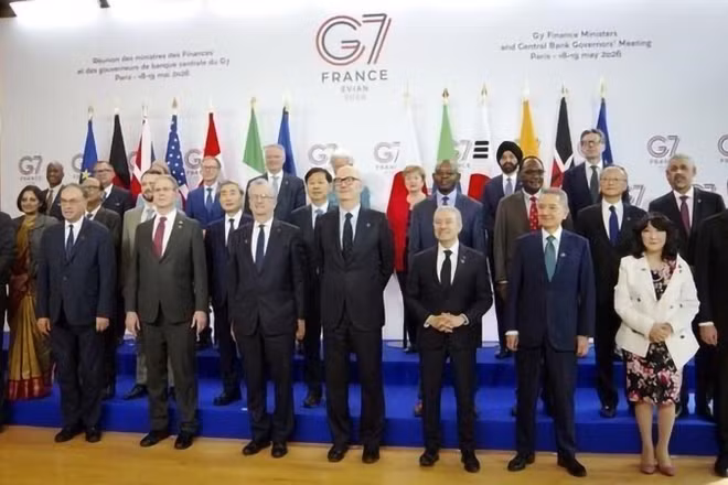 Các đại biểu chụp ảnh chung tại hội nghị Bộ trưởng Tài chính G7 ở Paris, Pháp, ngày 19/5/2026. (Ảnh: Kyodo/TTXVN)
