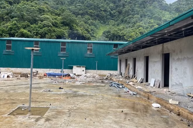 Nhà xưởng được Công ty trách nhiệm hữu hạn Ngọc Linh xây dựng kiên cố trong khu vực san ủi trái phép tại xã Bằng Thành. (Ảnh: TUẤN SƠN)