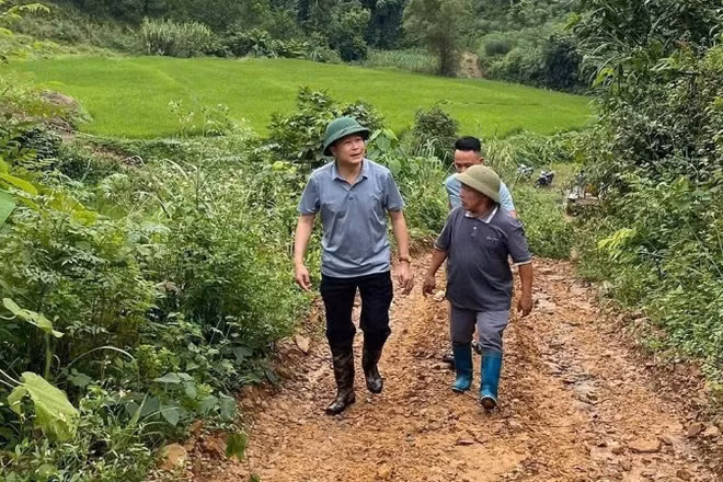 Lãnh đạo xã Nghĩa Tá trên đường đến thôn, bản. (Ảnh: DUY THÁI)