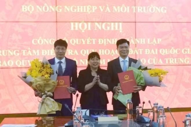 Thứ trưởng Bộ Nông nghiệp và Môi trường Nguyễn Thị Phương Hoa trao quyết định bổ nhiệm ông Chu An Trường, Phó Cục trưởng Cục Quản lý đất đai giữ chức Tổng Giám đốc Trung tâm; ông Nguyễn Đắc Nhẫn, Phó Cục trưởng Cục Quản lý đất đai giữ chức Phó Tổng Giám đốc Trung tâm. (Ảnh: TRƯỜNG GIANG)