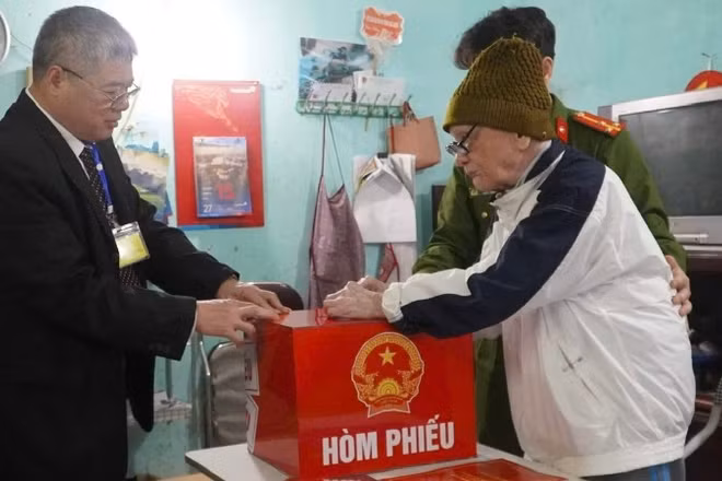 Cụ Đồng Phúc Túc bỏ phiếu bầu. (Ảnh: VÂN ĐOAN).