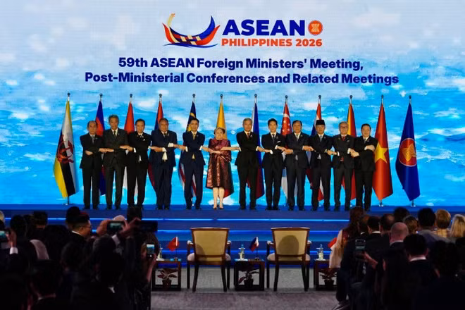 Thứ trưởng Đặng Hoàng Giang, Trưởng SOM ASEAN Việt Nam chụp ảnh chung cùng các Trưởng đoàn tham dự AMM-59. (Ảnh: Bộ Ngoại giao Việt Nam)