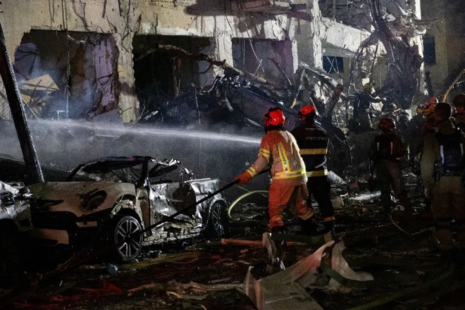 Địa điểm tại Tel Aviv, Israel bị trúng tên lửa từ Iran, ngày 1/3/2026. (Ảnh: THX/TTXVN)