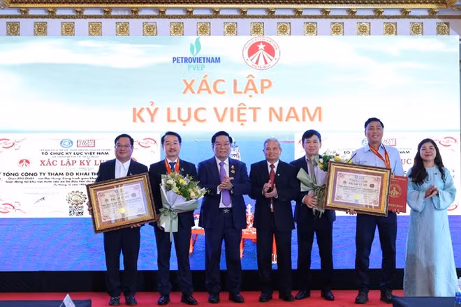 Chủ tịch Hội đồng Tổ chức Kỷ lục Việt Nam Lê Doãn Hợp trao chứng nhận xác lập kỷ lục Việt Nam cho hai hạng mục tiêu biểu của dự án mỏ Đại Hùng tới lãnh đạo PVEP cùng đại diện các cán bộ nghiên cứu công trình.
