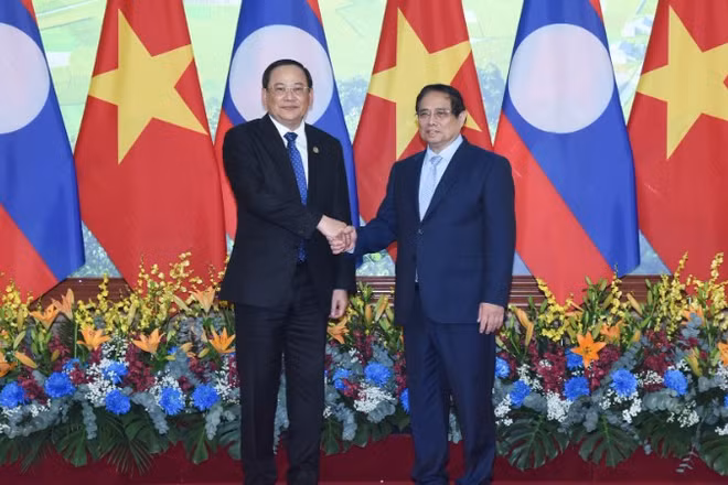 Thủ tướng Phạm Minh Chính và Thủ tướng Lào Sonexay Siphandone. (Ảnh: Báo Nhân Dân)