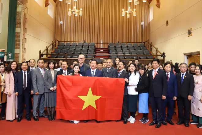 Đồng chí Nguyễn Trọng Nghĩa và đoàn công tác chụp ảnh lưu niệm với các sinh viên Việt Nam đang theo học tại Đại học Tổng hợp Wellington. (Ảnh: TTXVN)