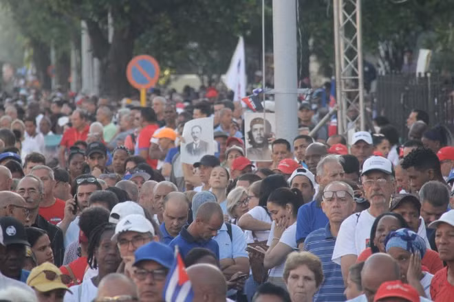 Người dân tham gia lễ mít tinh tại thủ đô La Habana, Cuba, ngày 16/4/2026. (Ảnh: TTXVN )