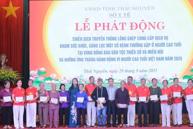 Ban tổ chức trao quà tặng người cao tuổi có hoàn cảnh khó khăn. (Ảnh: TUẤN SƠN)
