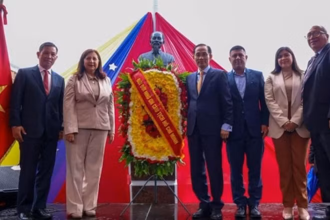 Ủy viên Bộ Chính trị, Bộ trưởng Ngoại giao Lê Hoài Trung và Đoàn đại biểu cấp cao Việt Nam cùng lãnh đạo Venezuela đặt vòng hoa tại Tượng đài Chủ tịch Hồ Chí Minh trên đại lộ Bolívar ở thủ đô Caracas. (Ảnh: Bộ Ngoại giao)