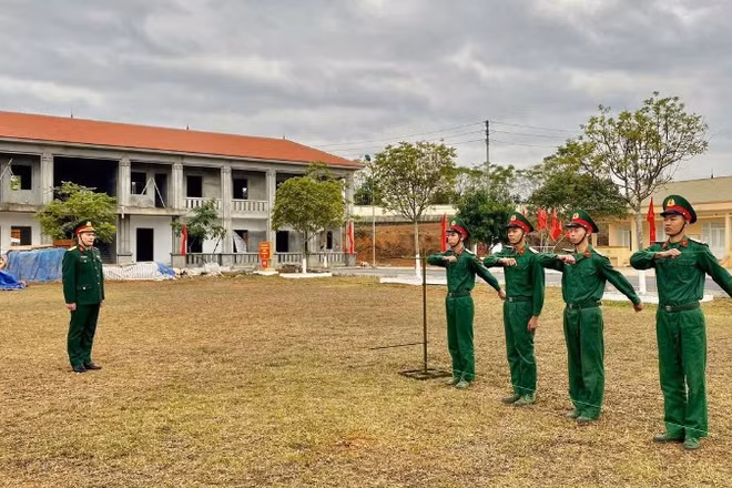 Cán bộ, chiến sĩ Trung đoàn 832 tập điều lệnh đội ngũ chuẩn bị cho lễ tiễn quân nhân hoàn thành nghĩa vụ quân sự. (Ảnh: DUY ĐỨC)