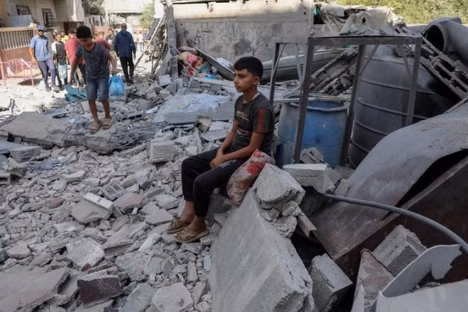 Một cậu bé Palestine ngồi giữa đống đổ nát sau cuộc không kích của Israel nhằm vào khu vực Al-Zawaida, trung tâm Dải Gaza, ngày 25/9/2025. (Ảnh: Tân Hoa xã)