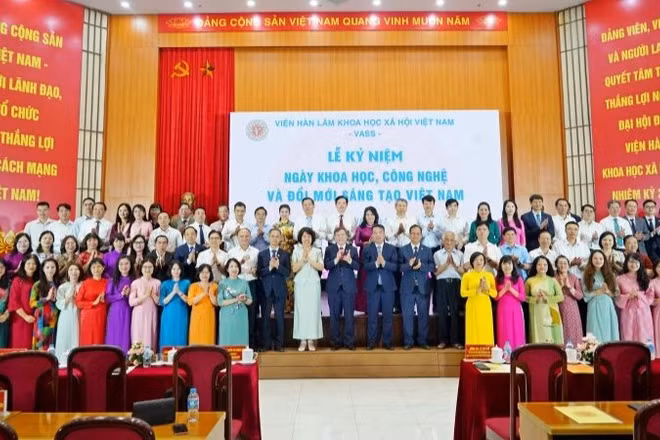 Các nhà khoa học cùng các đại biểu chụp ảnh kỷ niệm tại buổi lễ.