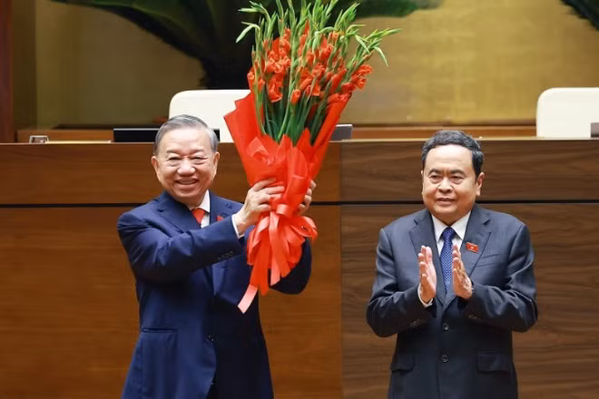Chủ tịch Quốc hội Trần Thanh Mẫn thay mặt lãnh đạo Đảng, Nhà nước và Đại biểu Quốc hội khóa XVI tặng hoa chúc mừng Tổng Bí thư, Chủ tịch nước Tô Lâm. (Ảnh: TTXVN)