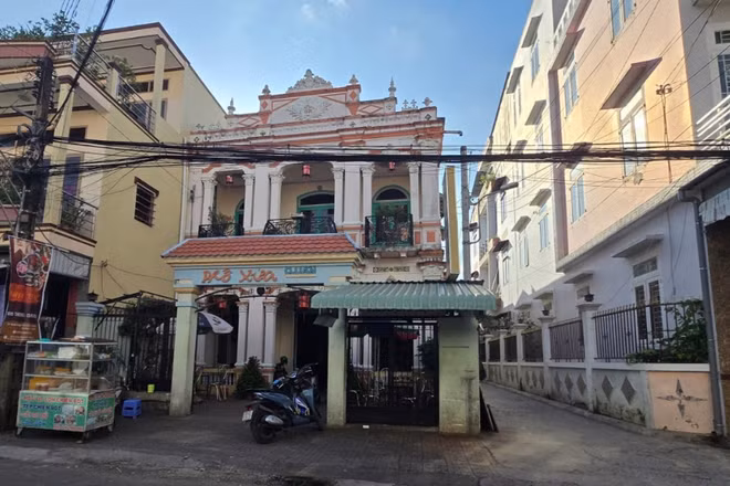 Một nếp nhà cổ xen lẫn các căn nhà mới khang trang.