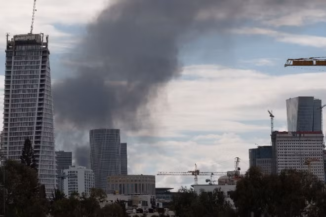 Khói bốc lên từ thành phố Tel Aviv, Israel, sau cuộc tấn công đáp trả của Iran, ngày 28/2/2026. (Ảnh: THX/TTXVN)