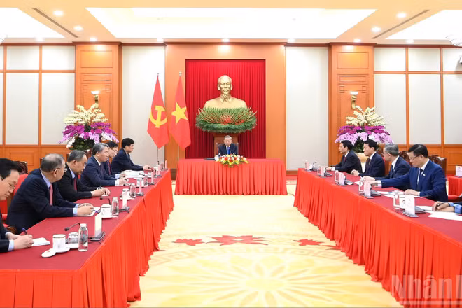 Quang cảnh cuộc điện đàm tại Trụ sở Trung ương Đảng. (Ảnh: ĐĂNG KHOA)