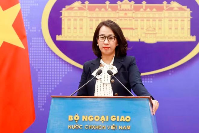 Bà Phạm Thu Hằng trong vai trò Người phát ngôn Bộ Ngoại giao Việt Nam tại một cuộc họp báo thường kỳ của Bộ Ngoại giao Việt Nam. (Ảnh: TTXVN)