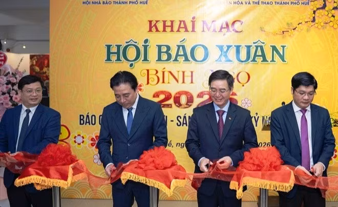 Lãnh đạo thành phố Huế cắt băng khai mạc Hội Báo Xuân 2026.