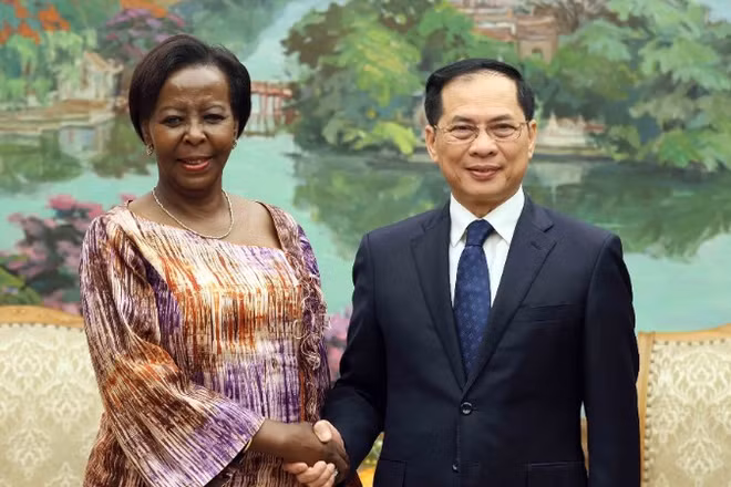 Phó Thủ tướng Bùi Thanh Sơn tiếp Tổng Thư ký Pháp ngữ Louise Mushikiwabo. (Ảnh: TTXVN)