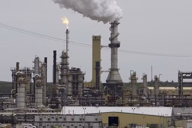 Khói bốc lên tại cơ sở khai thác dầu thô Syncrude ở giếng dầu cát Alberta thuộc Fort McMurray, Canada. (Ảnh: nbcnews.com/TTXVN)