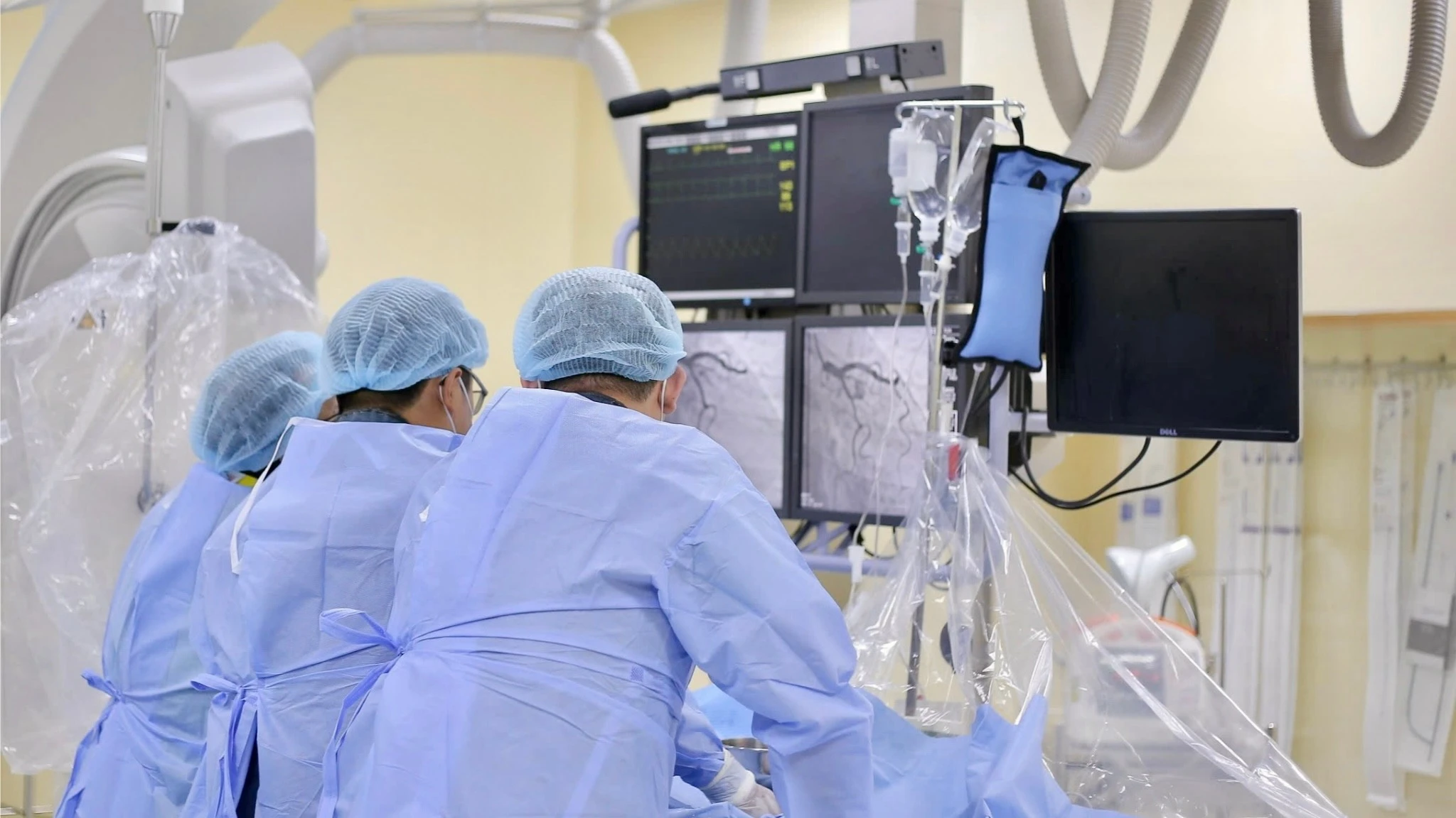 Hai người nước ngoài bị nhồi máu cơ tim được cứu sống nhờ cấp cứu kịp thời