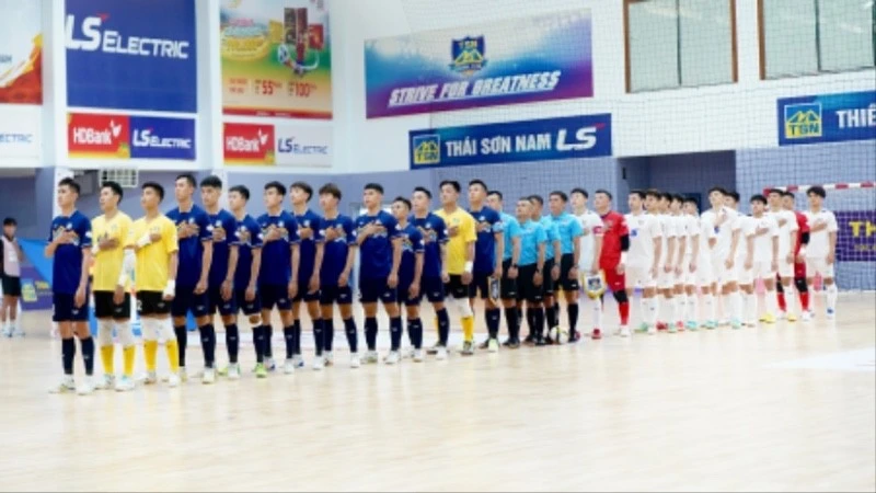 Câu lạc bộ Thái Sơn Nam Thành phố Hồ Chí Minh (áo xanh) gặp Câu lạc bộ Thái Sơn Bắc (áo trắng).
