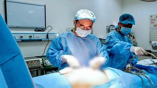 Bác sĩ cứu sống cụ bà 90 tuổi thoát vị dạ dày hiếm gặp lên lồng ngực
