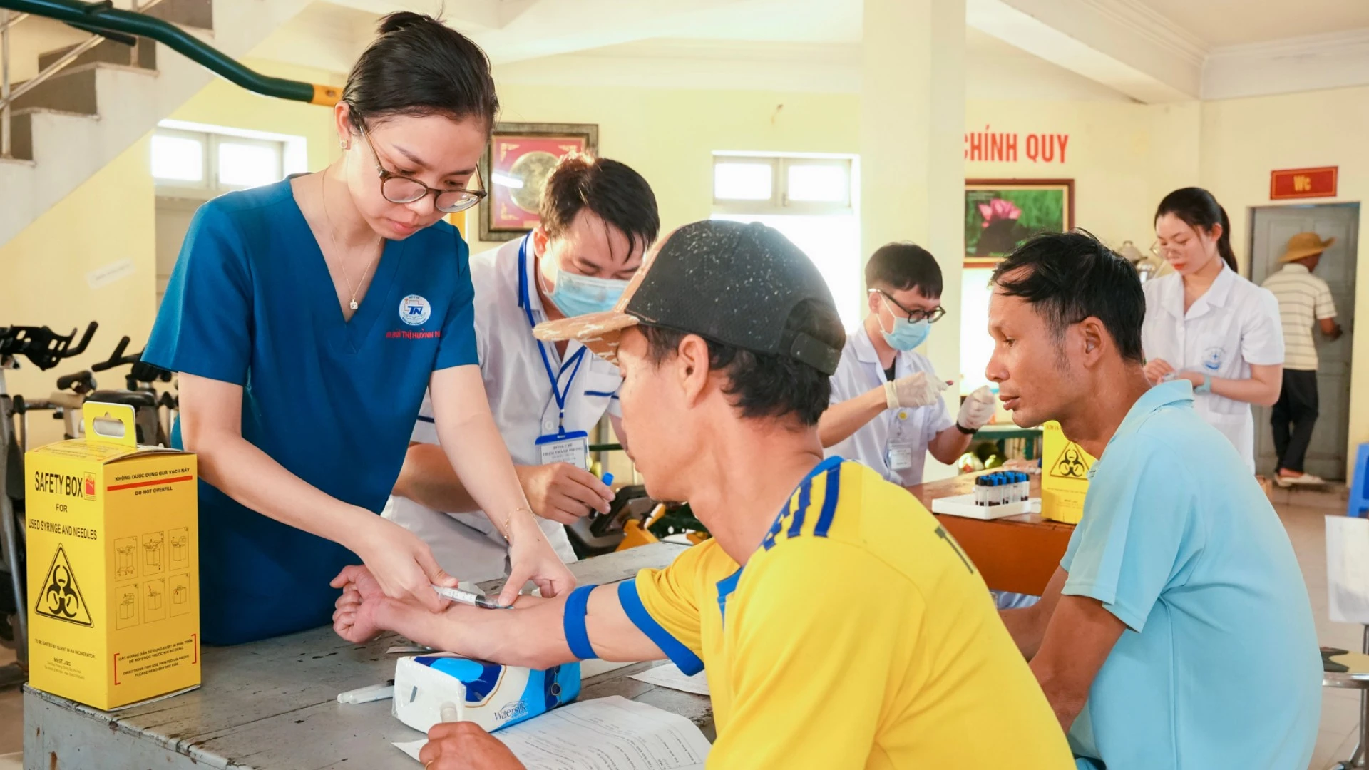 Đoàn Y Bác Sĩ Thành Phố Khám Chữa Bệnh Và Trao Thuốc Tại Các Đảo Trường Sa
