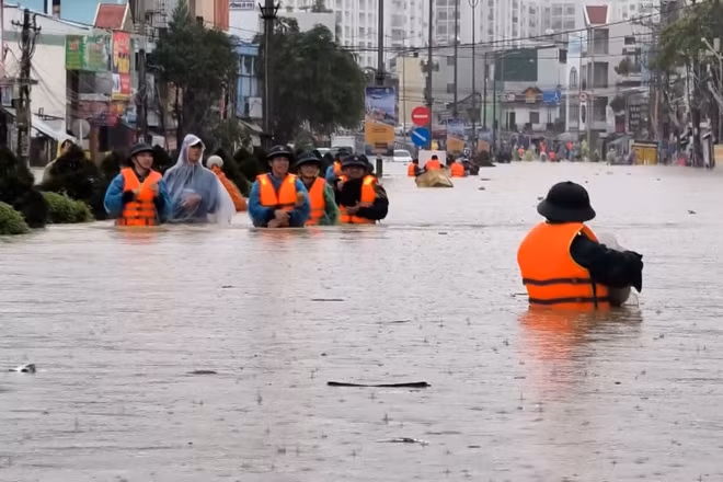 [Video] Thủ tướng yêu cầu khẩn trương sơ tán dân khỏi khu vực ngập sâu, sạt lở