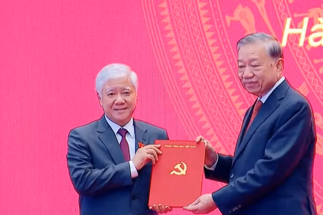 [Video] Trao quyết định Phó Bí thư Thường trực Đảng ủy Quốc hội