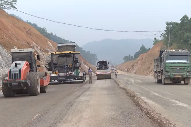 [Video] Thi công cao tốc Đồng Đăng-Trà Lĩnh xuyên kỳ nghỉ lễ