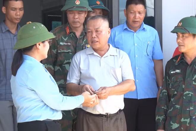 [Video] Lai Châu bàn giao 7 căn nhà đầu tiên cho người dân vùng lũ Mường Than