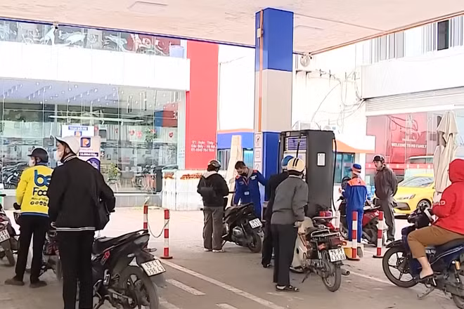 [Video] Hà Nội xử lý trường hợp bán xăng dầu nhỏ giọt