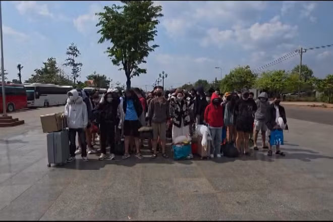 [Video] Tiếp nhận 344 công dân từ Campuchia, phát hiện 4 đối tượng truy nã
