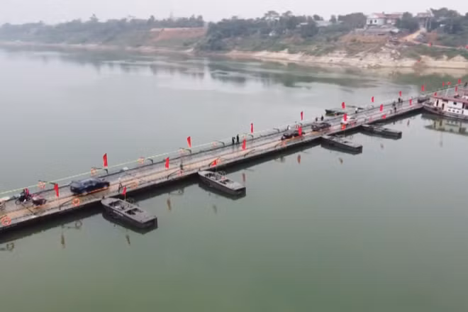 [Video] Vận hành lại cầu phao qua sông Lô