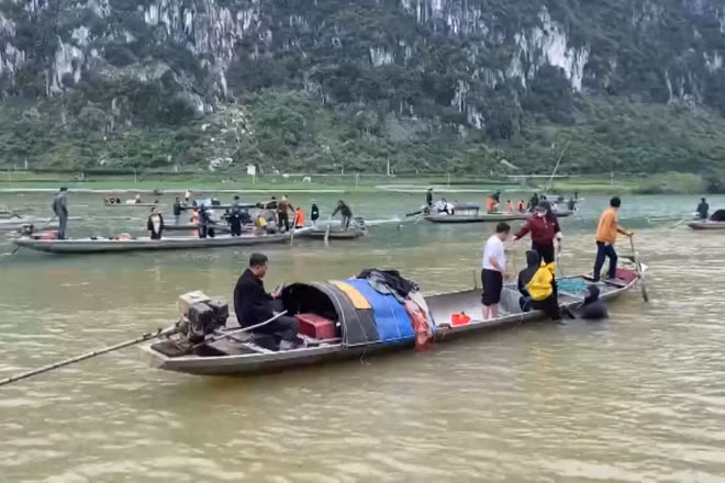 [Video] Tìm thấy thi thể 2 nạn nhân trong vụ lật thuyền trên sông Gianh