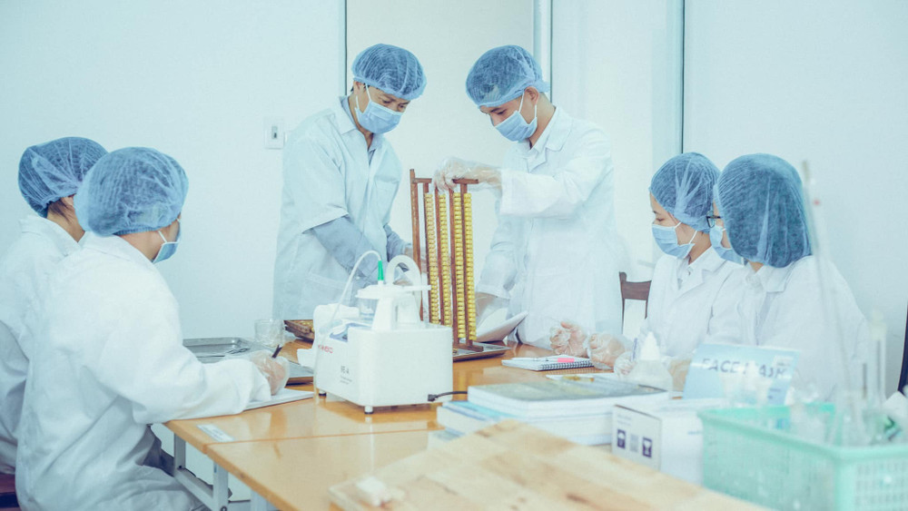 Phó Giáo sư, Tiến sĩ Phạm Hồng Thái, Giám đốc Trung tâm Nghiên cứu Ong và Nuôi ong Nhiệt đới hướng dẫn trong phòng thí nghiệm. Ảnh: Học viện Nông nghiệp Việt Nam. 4.jpg