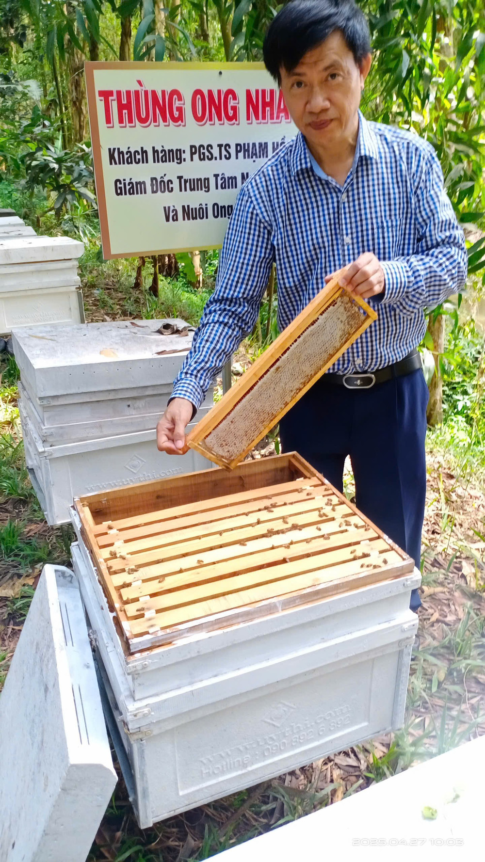 Phó Giáo sư, Tiến sĩ Phạm Hồng Thái, Giám đốc Trung tâm Nghiên cứu Ong và Nuôi ong Nhiệt đới (Học viện Nông nghiệp Việt Nam) tập huấn kỹ thuật nuôi ong cho người nông dân ở nhiều tỉnh, thành phố. 3.jpg