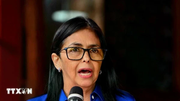Tổng thống lâm thời Venezuela Delcy Rodriguez phát biểu tại cuộc họp báo ở Caracas, Venezuela. (Ảnh: THX/TTXVN)