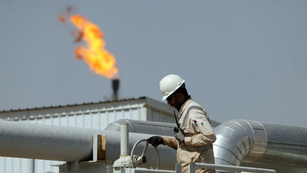 Công nhân làm việc tại một nhà máy lọc dầu. (Nguồn: THX/TTXVN)