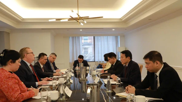 Đại tướng Lương Tam Quang đánh giá cao chất lượng dịch vụ của Amazon cung ứng tại thị trường Việt Nam, đặc biệt là dịch vụ điện toán đám mây đóng vai trò quan trọng, hỗ trợ hiệu quả hoạt động của các doanh nghiệp Việt Nam. (Ảnh: TTXVN)